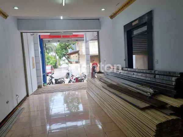 image RUMAH JELAMBAR 2.5 LANTAI COCOK UNTUK USAHA (1)
