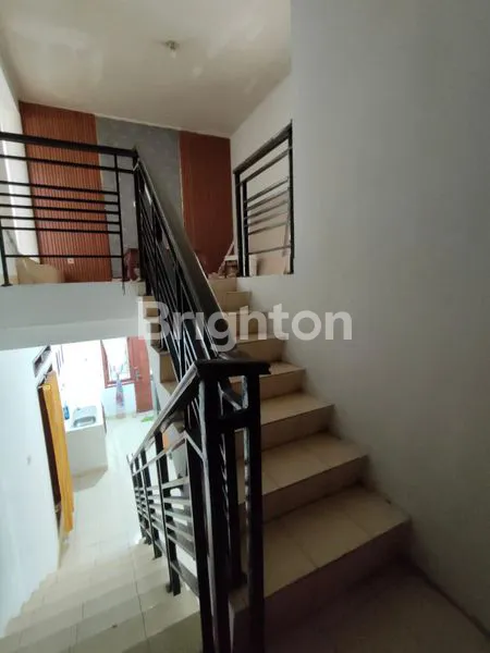 image RUMAH 3 LANTAI SIAP HUNI  (8)