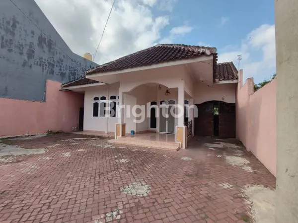 RUMAH DI JALAN POROS TULUNGAGUNG