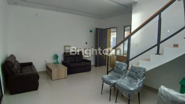 image RUMAH TIGA TINGKAT DENGAN ROW JALAN LUAS DAN TERTATA RAPI (2)