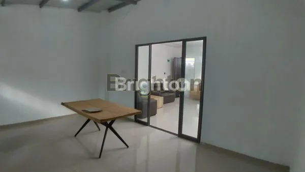 image RUMAH TIGA TINGKAT DENGAN ROW JALAN LUAS DAN TERTATA RAPI (3)