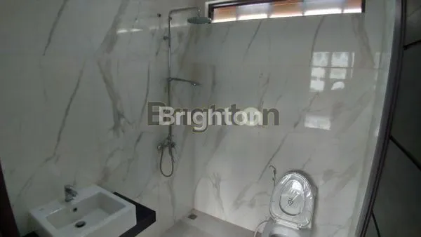 image RUMAH TIGA TINGKAT DENGAN ROW JALAN LUAS DAN TERTATA RAPI (6)