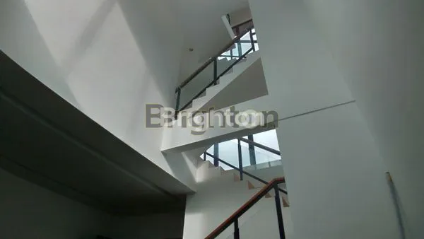 image RUMAH TIGA TINGKAT DENGAN ROW JALAN LUAS DAN TERTATA RAPI (8)