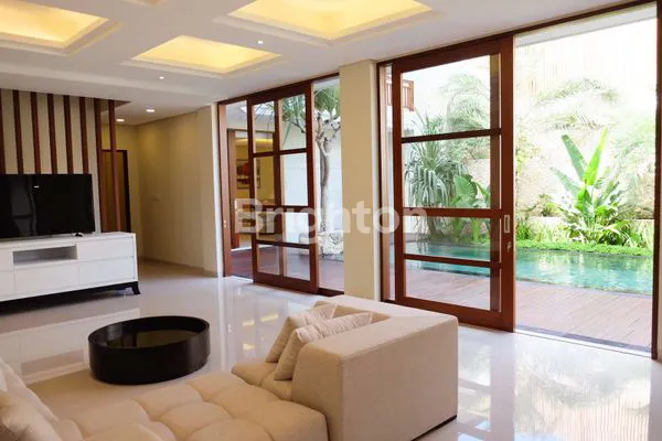 image NEW BUILDING LUXURY VILLA 4 BEDROOMS FULLY FURNISH UMALAS BUMBAK BADUNG (2)