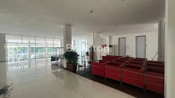 image GEDUNG EX SHOWROOM SERVICE MOBIL SUNTER (5)