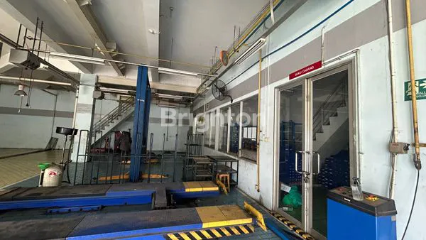 image GEDUNG EX SHOWROOM SERVICE MOBIL SUNTER (3)