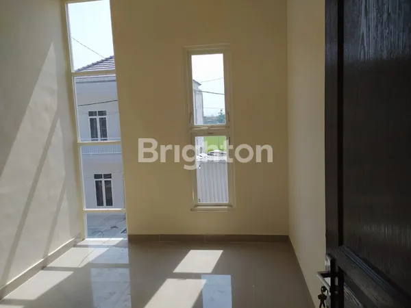 image RUMAH 2 LANTAI DI THE 8 RESIDENCE TASIKMADU KOTA MALANG (4)