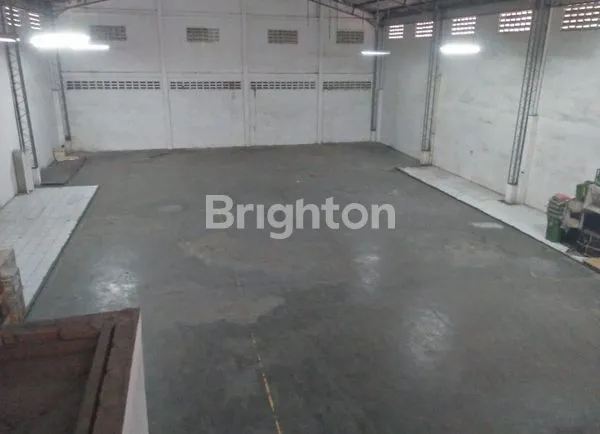 image GUDANG LUAS  DIPINGGIR JALAN  LETDA SUJONO (2)