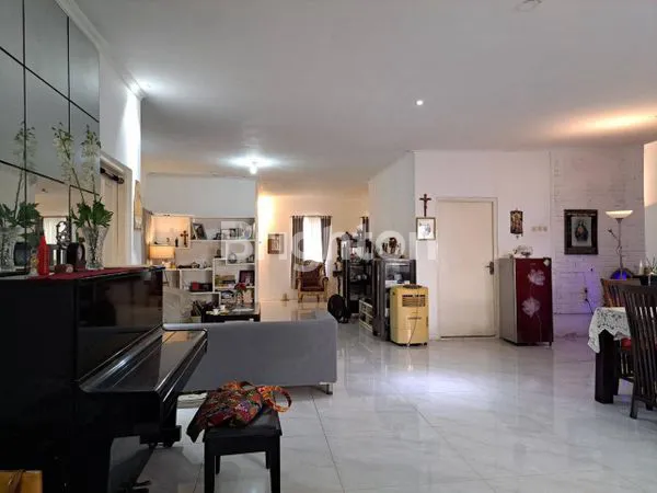 image RUMAH DENGAN HALAMAN LUAS DI PASAR REBO. JAKARTA TIMUR (4)