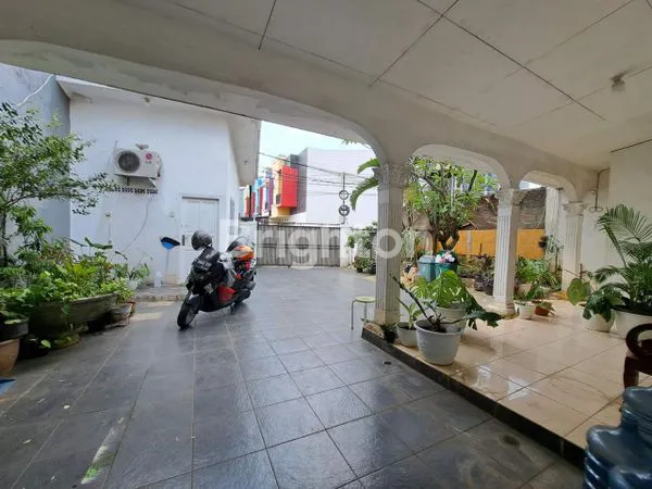 image RUMAH DENGAN HALAMAN LUAS DI PASAR REBO. JAKARTA TIMUR (3)