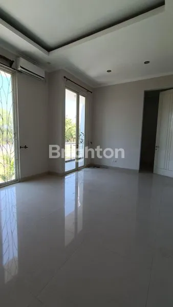 image RUMAH MEWAH SIAP HUNI DI GRAND ISLAND PAKUWON CITY MINIMALIS DEKAT CLUB HOUSE ROW 3 MOBIL BISA KPR (3)