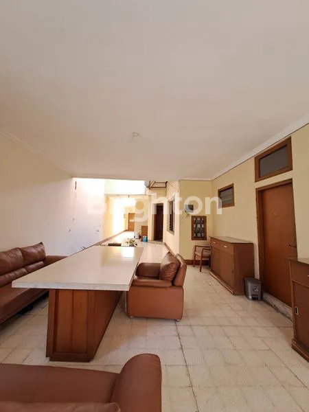 image TURUN 2M!!! DI PUSAT KOTA SURABAYA JALAN THAMRIN 2 KAVLING TANAH BONUS RUMAH KOST,  COCOK UNTUK RESTO, KANTOR, SALON, KLINIK KECANTIKAN, KOST²AN DLL SELANGKAH KE RAYA DARMO TUNJUNGAN PLAZA (8)