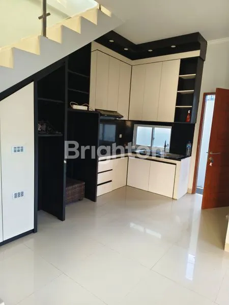 image RUMAH CLUSTER STRATEGIS 2 LANTAI, SEMI FURNISED ONE GATE SYSTEM DI BY PASS NGURAH RAI DENGAN PRIVATE POOL, 4 KAMAR TIDUR. (6)