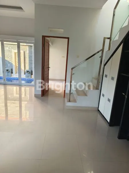image RUMAH CLUSTER STRATEGIS 2 LANTAI, SEMI FURNISED ONE GATE SYSTEM DI BY PASS NGURAH RAI DENGAN PRIVATE POOL, 4 KAMAR TIDUR. (2)