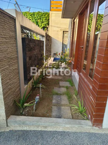 image RUMAH CLUSTER STRATEGIS 2 LANTAI, SEMI FURNISED ONE GATE SYSTEM DI BY PASS NGURAH RAI DENGAN PRIVATE POOL, 4 KAMAR TIDUR. (5)