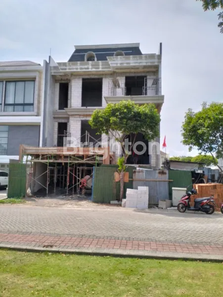 image CITRALAND EMERALD MANSION SIAP HUNI 4 LANTAI DENGAN AKSES PRIVATE LIFT (2)