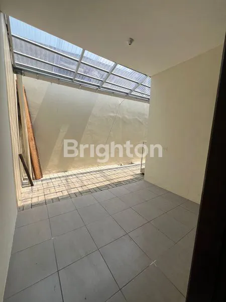 image HUNIAN CANTIK LOKASI STRATEGIS DI TEPI JALAN, AMAN, NYAMAN COCOK UNTUK KANTOR, SEKOLAH  TK, BIMBA , RUMAH TINGGAL (4)