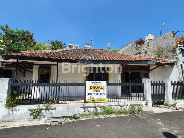 DIJUAL RUMAH TUA DIHITUNG HANYA TANAHNYA SAJA, DALAM PERUMAHAN SEKELIMUS, SISI JALAN BUAH BATU (TURUN HARGA)