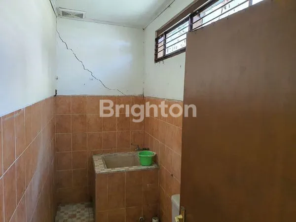 image DIJUAL RUMAH TUA DIHITUNG HANYA TANAHNYA SAJA, DALAM PERUMAHAN SEKELIMUS, SISI JALAN BUAH BATU (TURUN HARGA) (4)