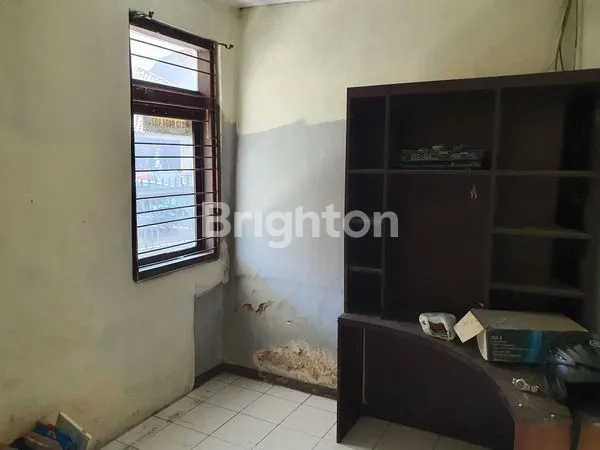 image DIJUAL RUMAH TUA DIHITUNG HANYA TANAHNYA SAJA, DALAM PERUMAHAN SEKELIMUS, SISI JALAN BUAH BATU (TURUN HARGA) (5)