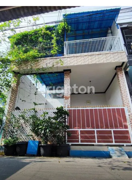 RUMAH 2 LANTAI SIAP HUNI PLUS KOLAM RENANG