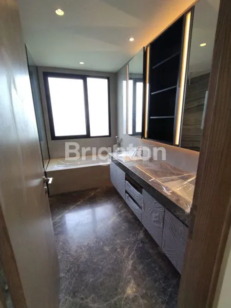 image RUMAH MEWAH 3 LANTAI BARU GRESS DI DAERAH EKSKLUSIF NAVA PARK (8)