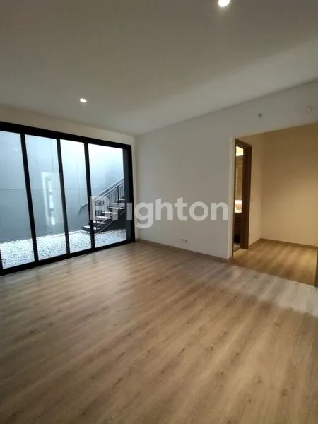 image RUMAH MEWAH 3 LANTAI BARU GRESS DI DAERAH EKSKLUSIF NAVA PARK (3)