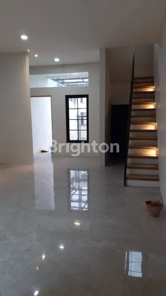 image NEW GRESS 2 LANTAI RUMAH JEMUR ANDAYANI DEKAT SEKOLAH PETRA, RAYA JEMURSARI, A YANI, MARGOREJO, SIWALANKERTO PETRA, TENGGILIS UBAYA, KUTISARI, RUNGKUT (3)