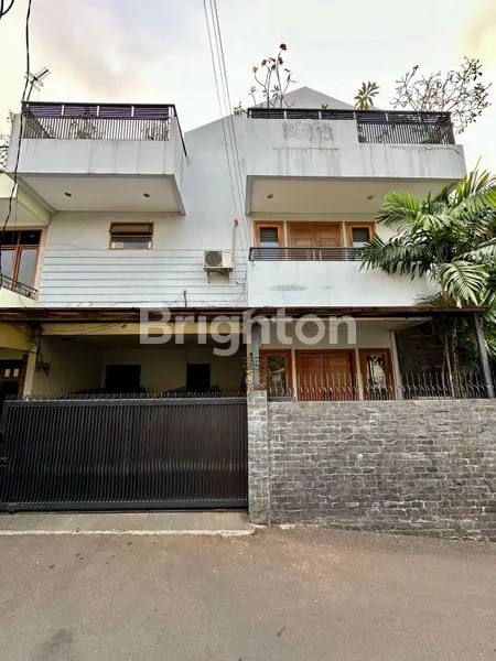 RUMAH 3 LANTAI + ROOFTOP SIAP HUNI DI JAKARTA SELATAN