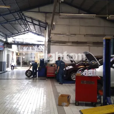 image GEDUNG EX SHOW ROOM 0 JALAN RAYA (5)