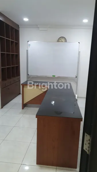 image 3LANTAI RAYA MAYJEN SUNGKONO KOMERSIAL AREA, NOL JALAN RAYA UTAMA DEKAT SUTOS, DEKAT MALL CIPUTRA WORLD (3)