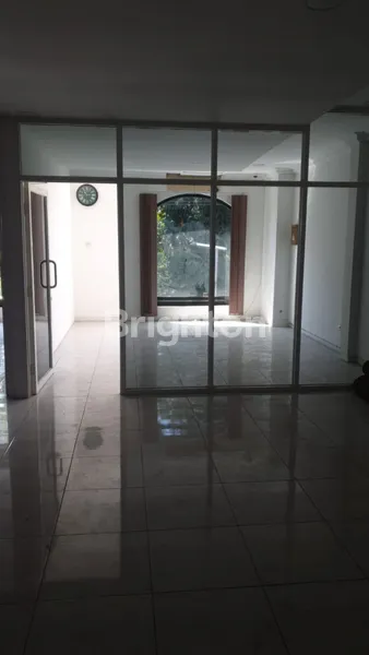 image 3LANTAI RAYA MAYJEN SUNGKONO KOMERSIAL AREA, NOL JALAN RAYA UTAMA DEKAT SUTOS, DEKAT MALL CIPUTRA WORLD (5)