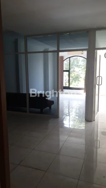 image 3LANTAI RAYA MAYJEN SUNGKONO KOMERSIAL AREA, NOL JALAN RAYA UTAMA DEKAT SUTOS, DEKAT MALL CIPUTRA WORLD (6)