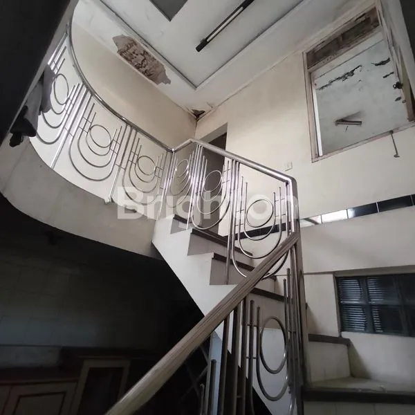 image RUMAH SIMPANG DARMO PERMAI SELATAN (6)