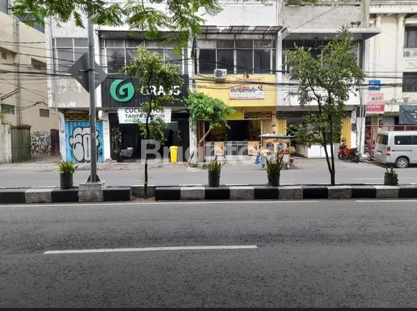 4 UNIT TOKO PLUS RUMAH DIBELAKANGNYA DIJUAL